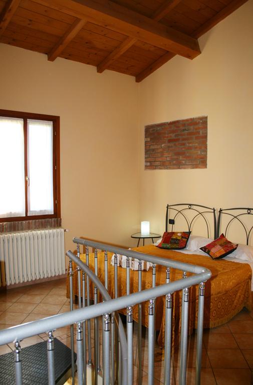 Gasthaus Agriturismo Corte Ponte Dei Tedeschi Ostiglia Zimmer foto