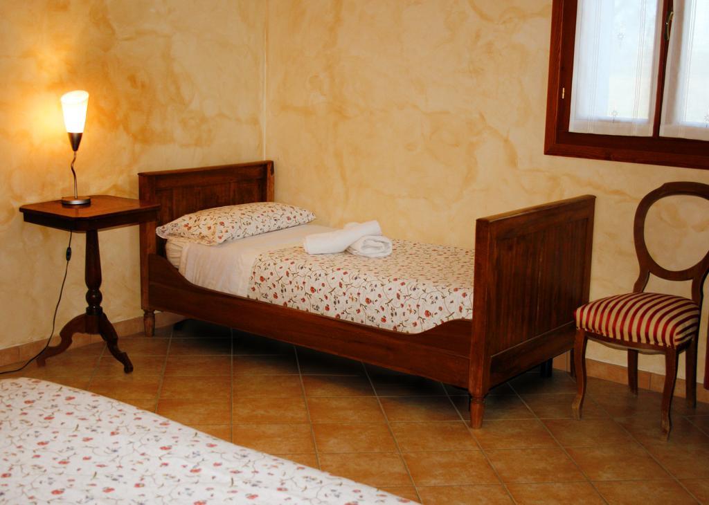 Gasthaus Agriturismo Corte Ponte Dei Tedeschi Ostiglia Zimmer foto