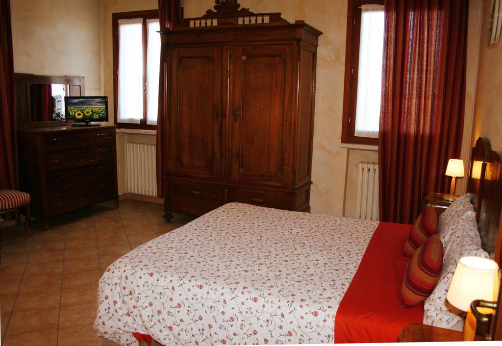 Gasthaus Agriturismo Corte Ponte Dei Tedeschi Ostiglia Zimmer foto